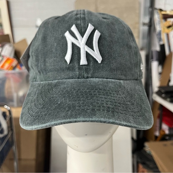 Women's New York Yankees 47 Brand Distressed Strapback Adjustable Hat Cap - Picture 1 of 7